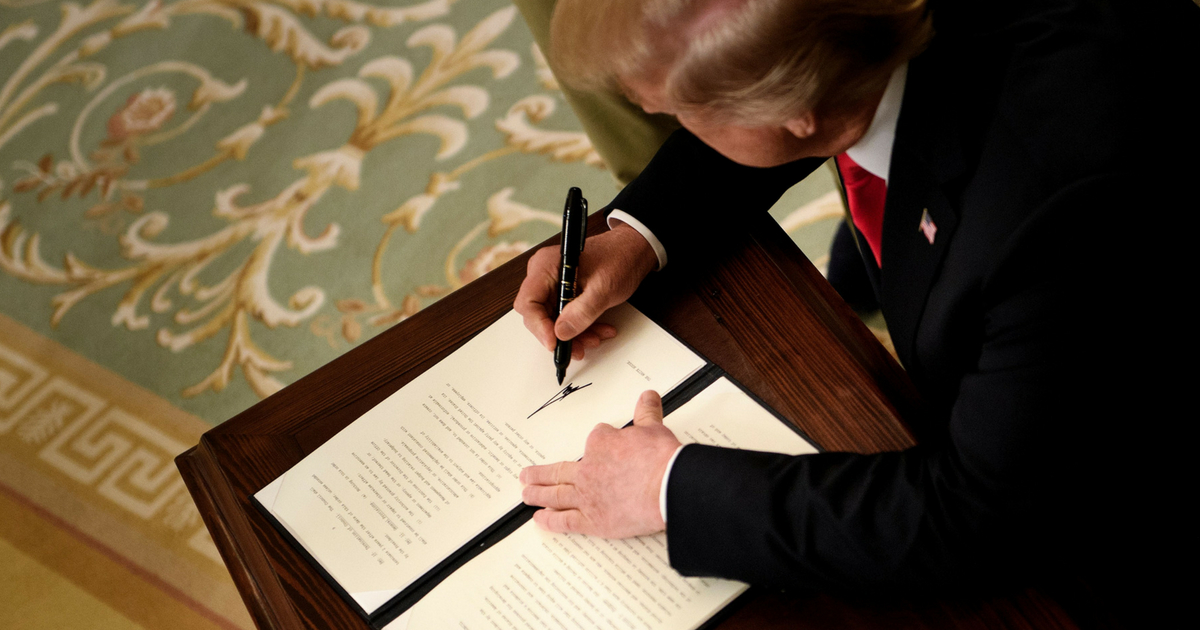 Trump-Signs-Executive-Order.jpg